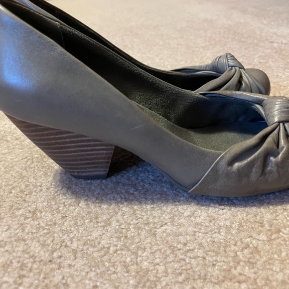 Also grey size 7 heels - Picture 2 of 5